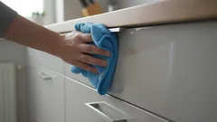 Hur man på 5 minuter får bort klibbigt fett från köksskåpen utan kemikalier och repor